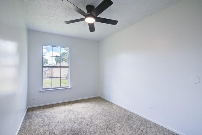 Building Photo - 402 Tresvant Dr