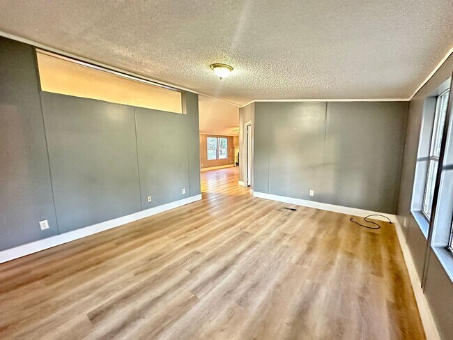 Building Photo - 4 Bedroom/2 Bathroom in Chipley, FL