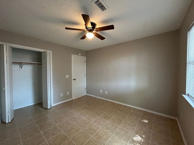 Building Photo - Minutes from Downtown Rogers – 2 Bed Apart...