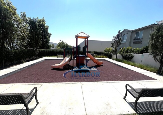 Building Photo - Elegant 3-Story, 4-Bedroom, 3-Bath Condo