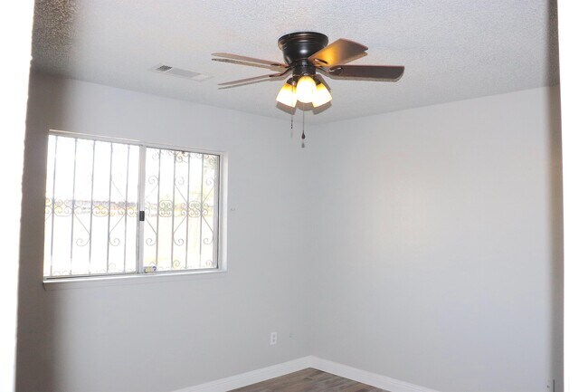 Building Photo - 400 S Crawford Ave