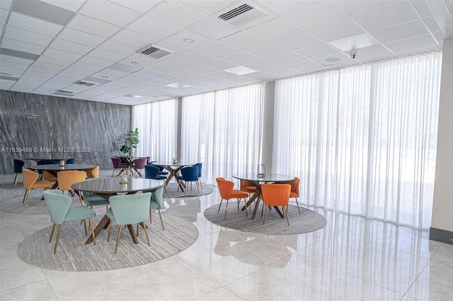 Building Photo - 3140 S Ocean Dr