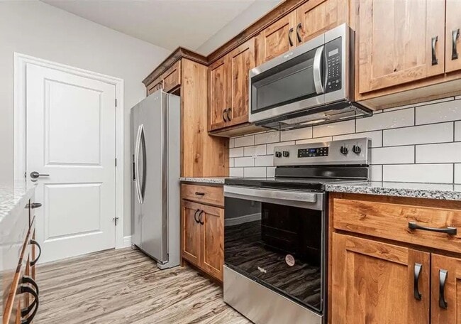Building Photo - Spacious, Stylish & Ready for Summer Move-In