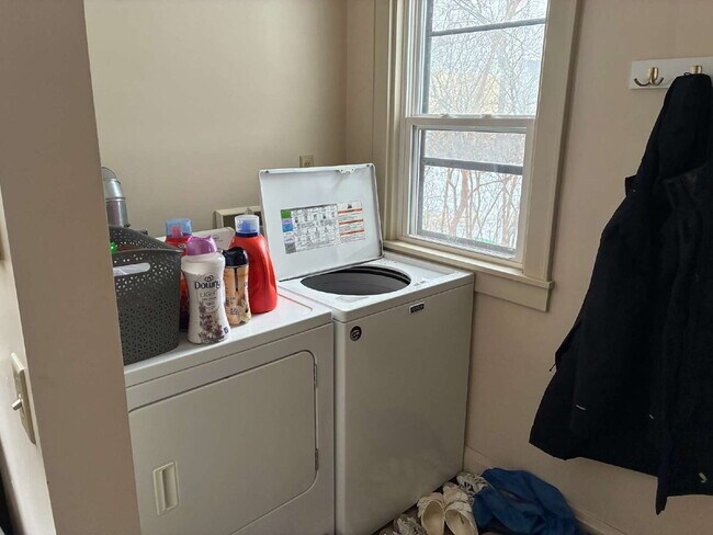 Building Photo - Great 3 Bed 1 Bath close to Water St. and UWEC! Available June 1st!