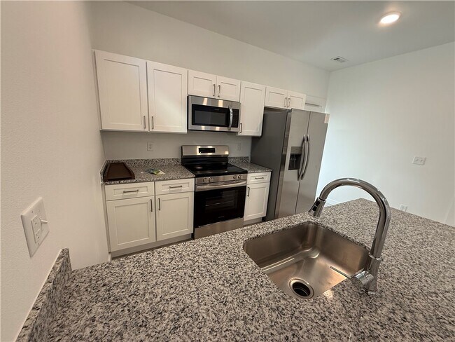 Building Photo - 831 States Ave