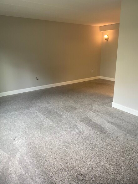 Building Photo - 305 Village Walk