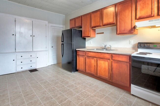 Building Photo - 140/142 E 15th Street