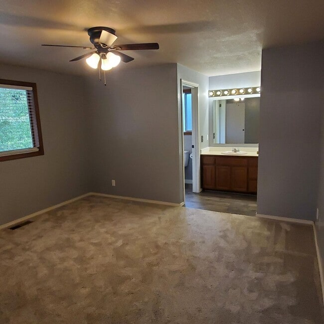 Building Photo - Spacious 4 Bedroom, 2 Bathroom Home with 2...