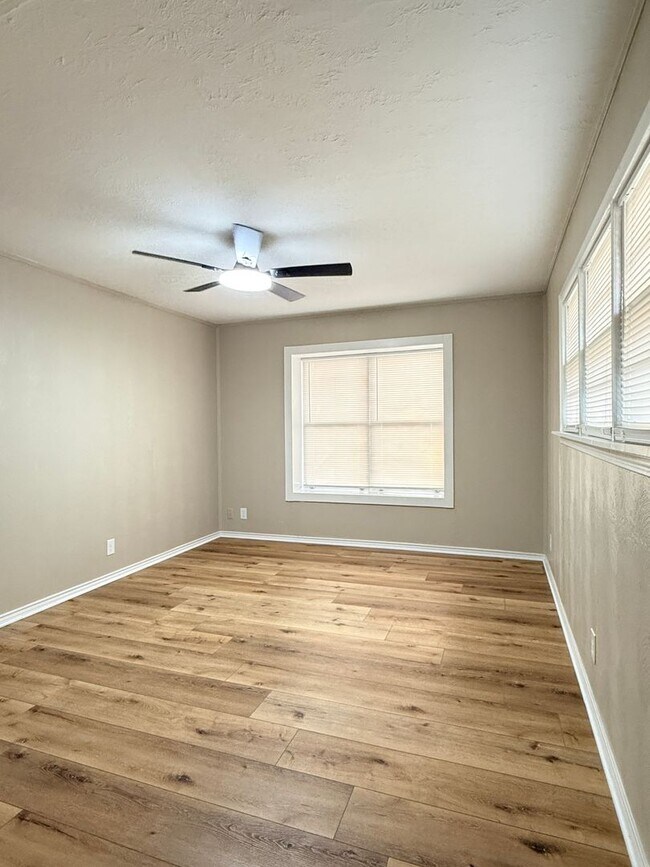 Building Photo - 1 Bedroom 1 Bath - Updated