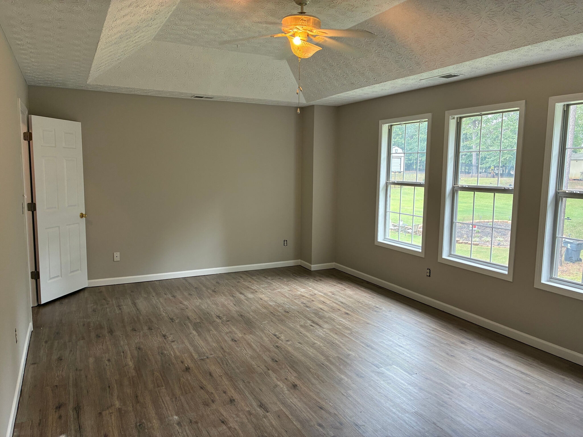 Building Photo - Room in House on Tara Bend