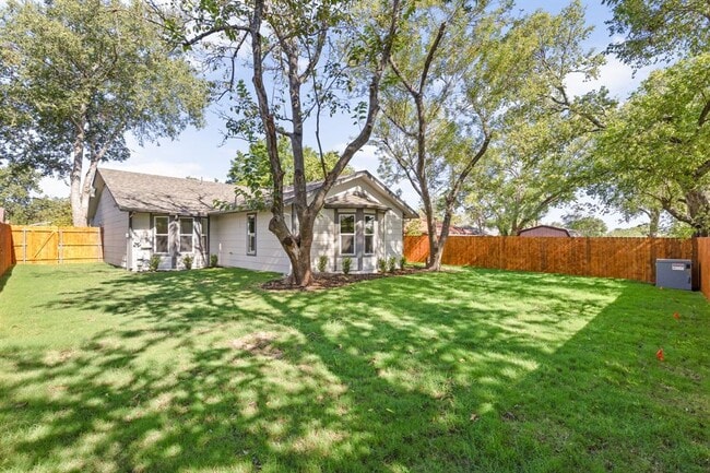 Building Photo - 10101 Woodhaven Dr