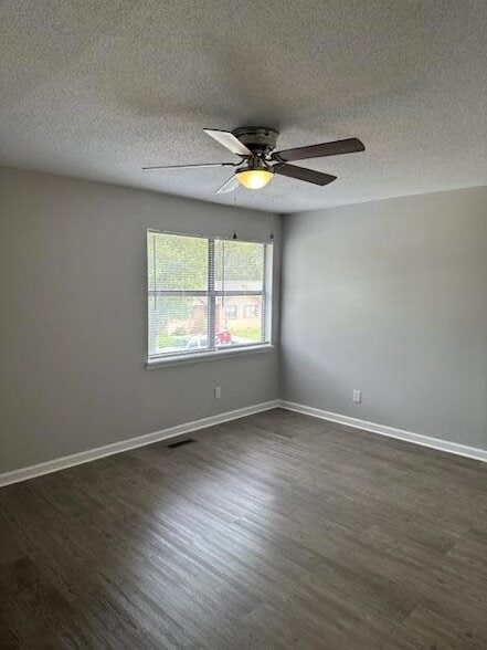 Building Photo - 661 Village Green Dr