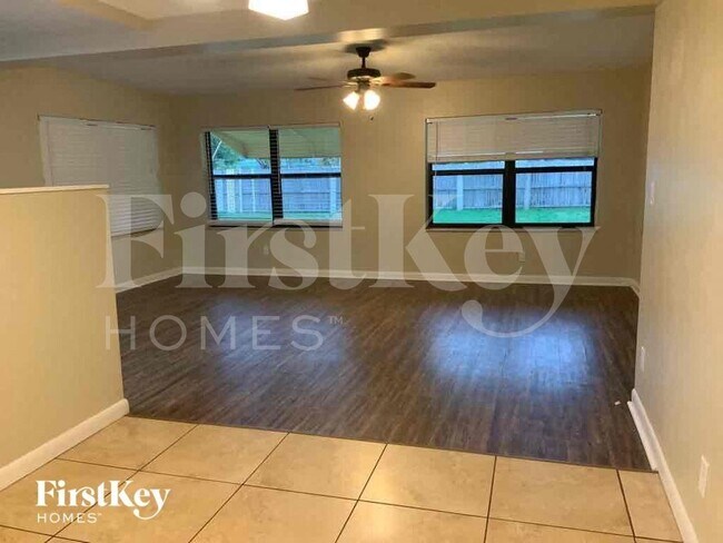 Building Photo - 1302 Crest Dr