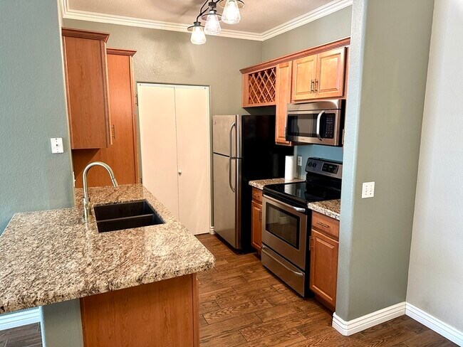 Building Photo - Fantastic Brick Commons condo in ideal loc...