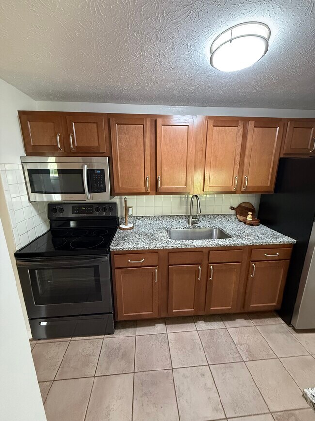 Building Photo - 24325 Detroit Rd