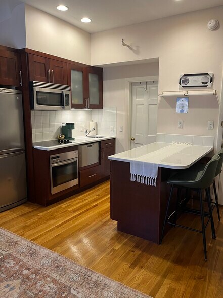 Building Photo - 515 Beacon St