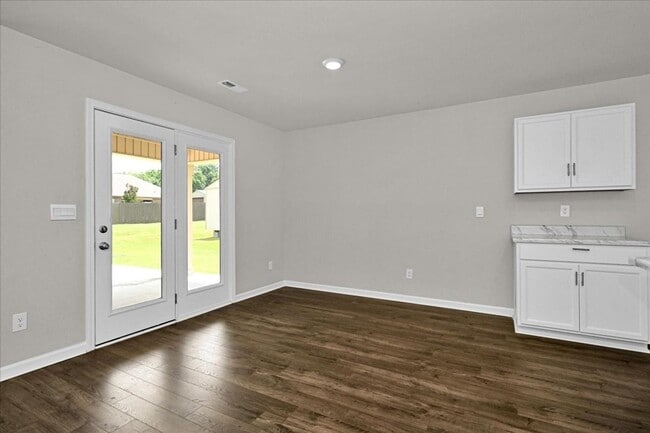 Building Photo - 4 Bedroom, 2 Bath