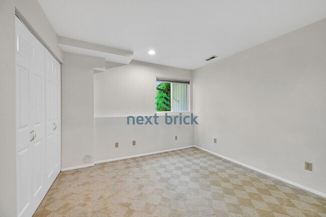Building Photo - Beautiful 6-Bedroom Home on a Quiet Cul-de...