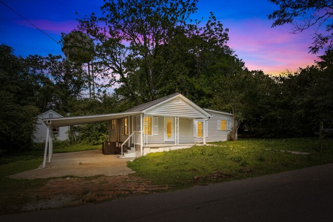 Primary Photo - Stunning & Newly Renovated 3 Bedroom 2 Bat...