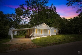 Building Photo - Stunning & Newly Renovated 3 Bedroom 2 Bat...