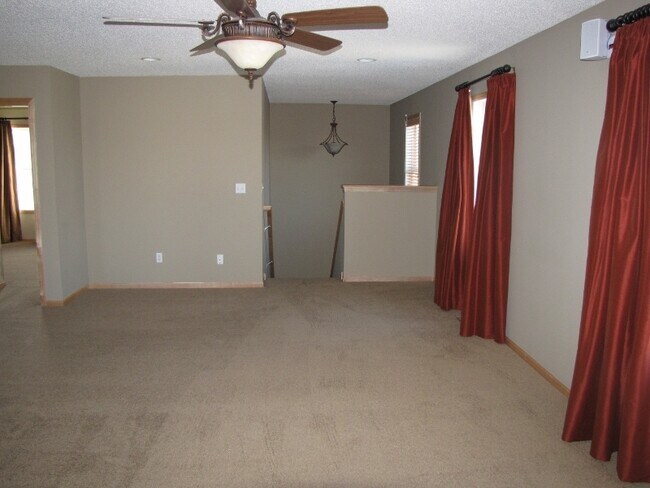 Building Photo - 3BR/2.5BA Beautiful END UNIT Townhome in Dancing Waters- Available Now!