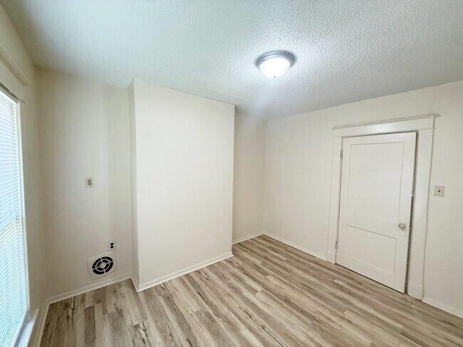 Building Photo - 446 Buntyn St