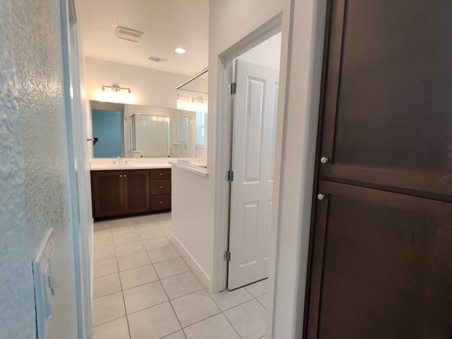 Building Photo - Beautiful 3 bedroom, 2.5 bathroom in Roseville!