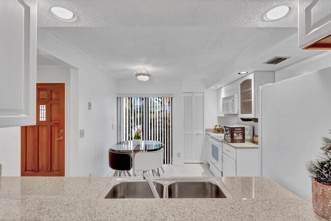 Building Photo - 7844 La Mirada Dr