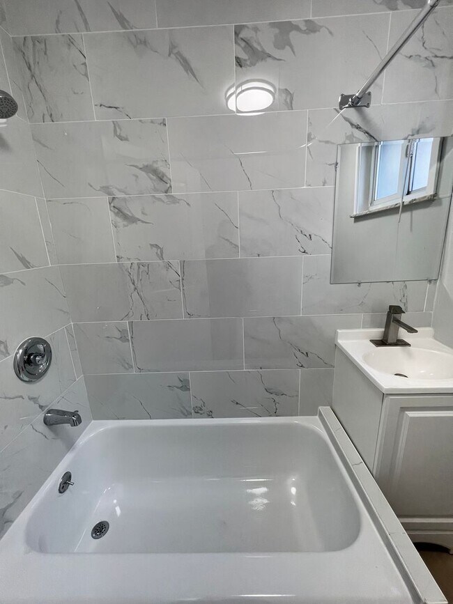 Building Photo - Remodeled 3bd/1 House with Rear yard!! SEC...