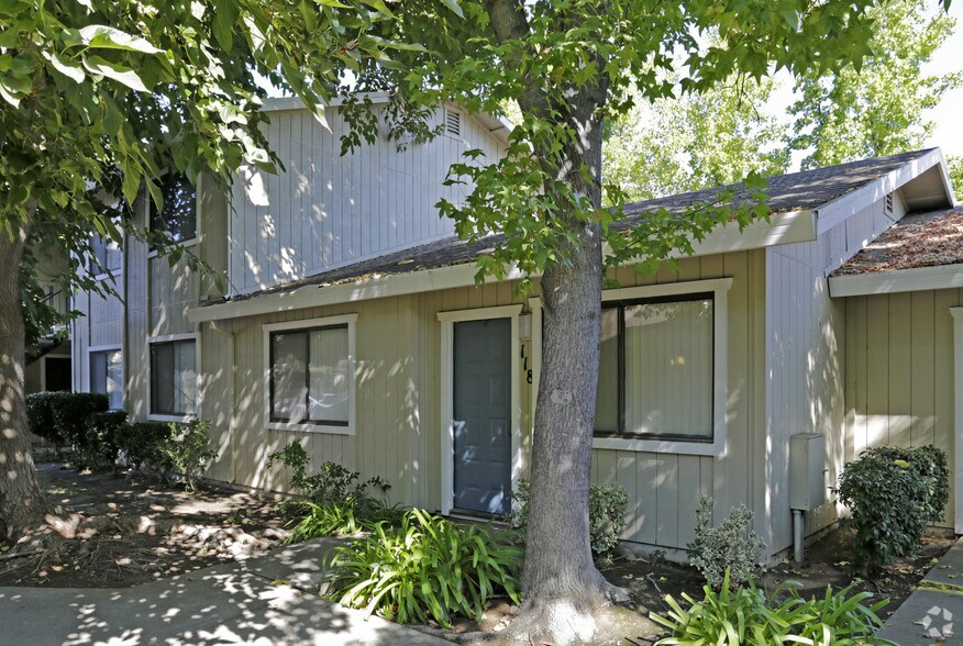 Primary Photo - Courtyard Cottages