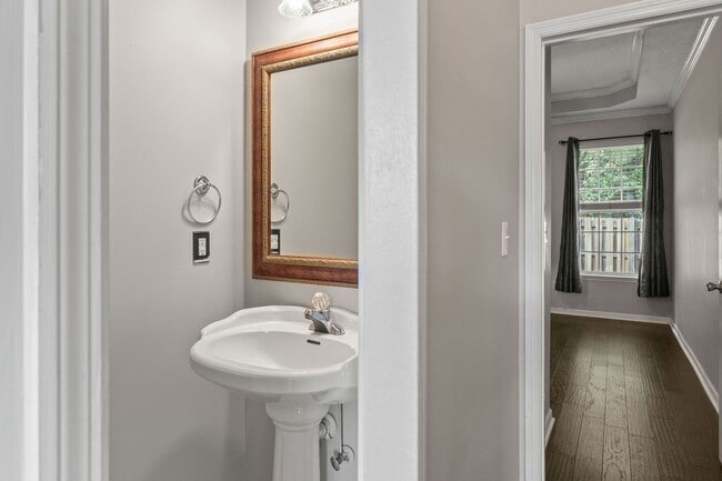 Building Photo - Townhome in Evans