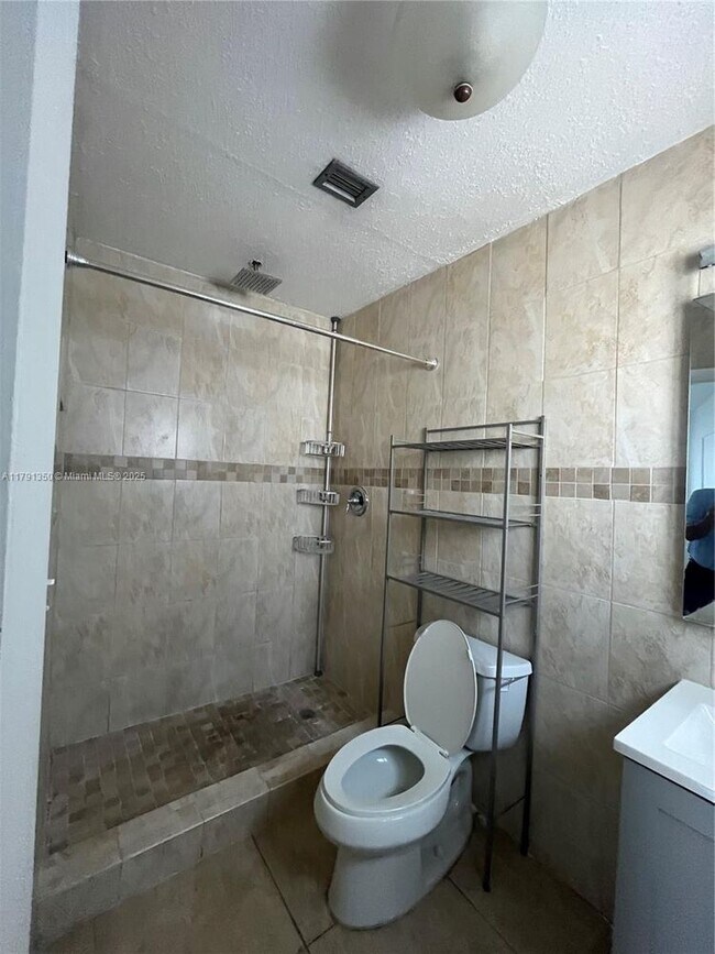 Building Photo - 3325 Village Green Dr
