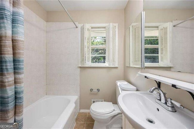 Building Photo - 535 Valley Ln NE