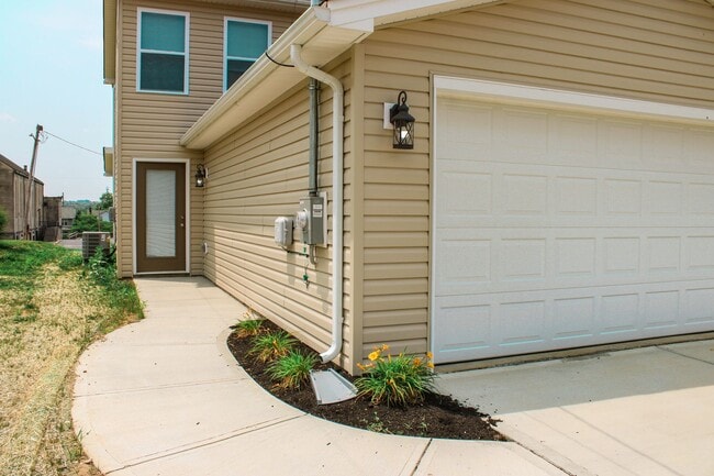 Building Photo - Brand New Home Walking distance to Spooky ...