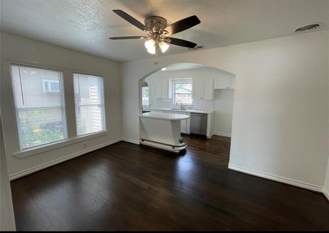 Building Photo - 7139 Linden St