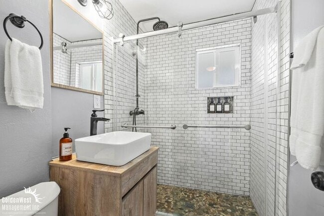 Building Photo - Charming 2Bdm 1Ba upstairs Unit in North P...