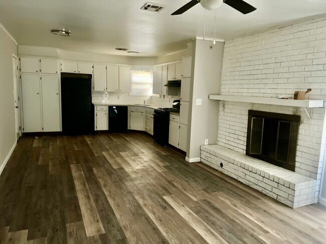 Building Photo - Beautiful 4 Bedroom 2 Bath home