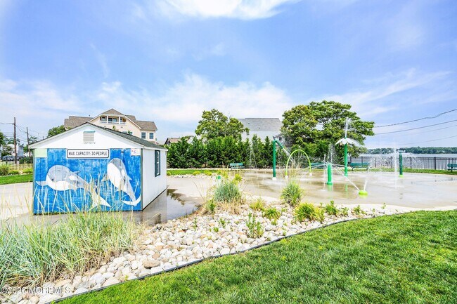 Building Photo - 616 Newport Ave