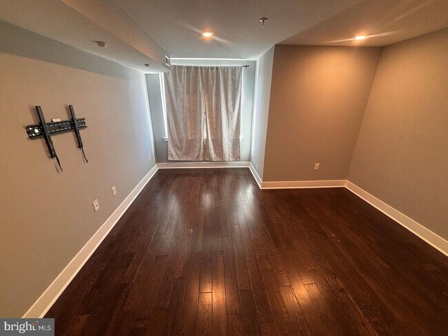 Building Photo - 3255 Ridge Ave