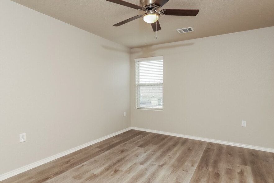 Building Photo - 5930 Bridle Bnd