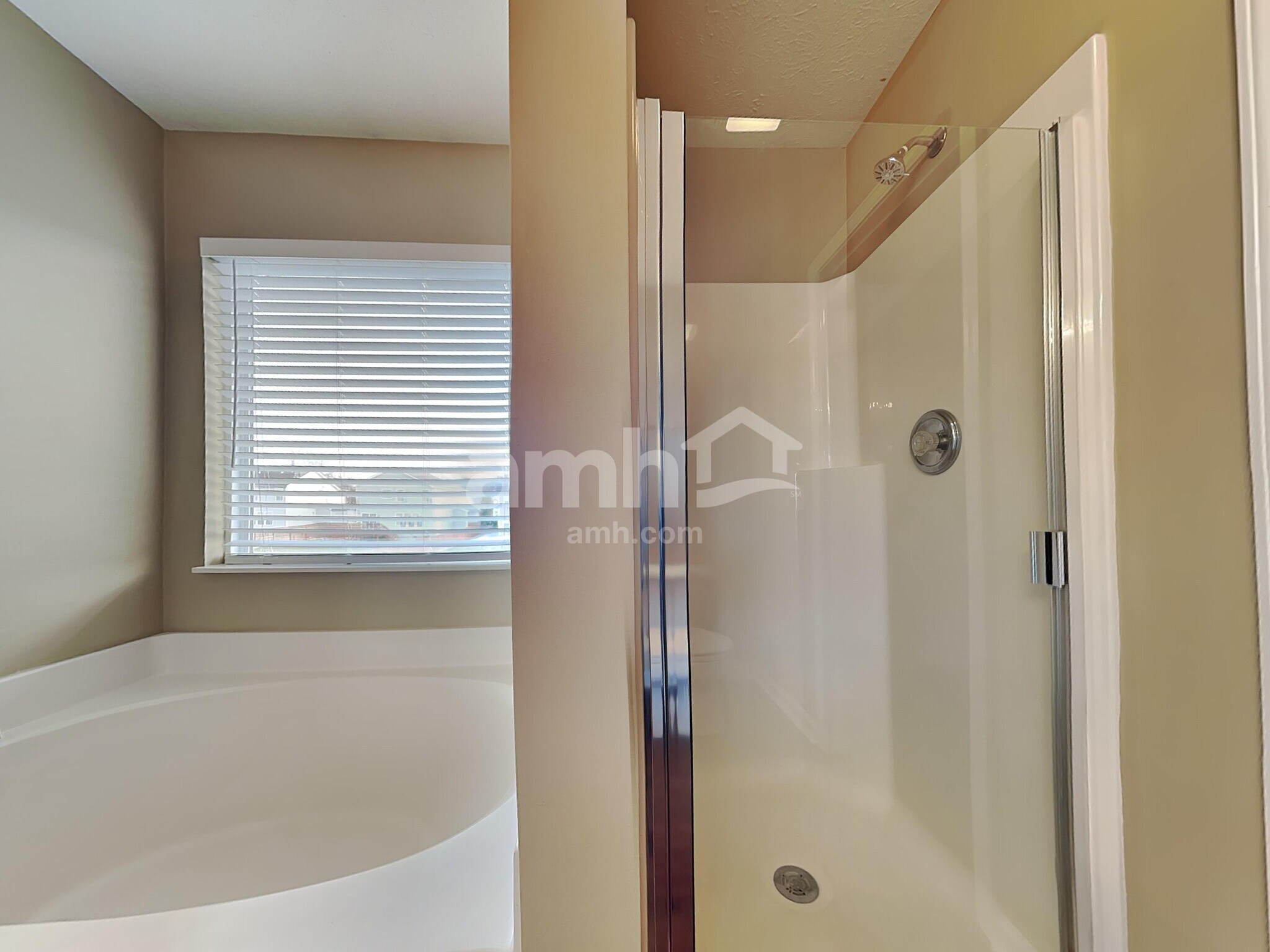 Building Photo - 4060 Longfellow Dr