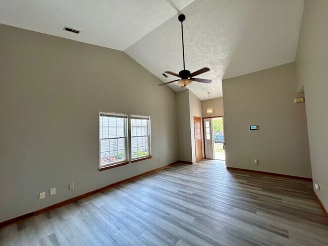 Building Photo - Stunning 3 Bedroom/2 Bath home in Pike Tow...