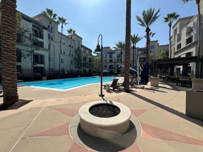 Building Photo - Stunning 1Bd/1Ba Condo in The Heart of Irv...