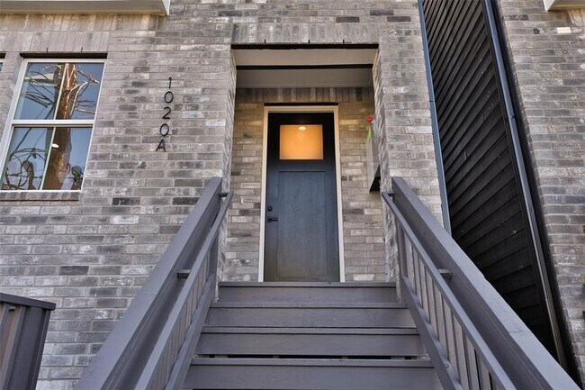 Building Photo - 1016 W 15th 1/2 St