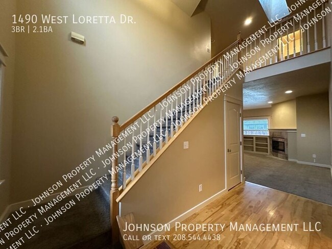 Building Photo - 1490 W Loretta St