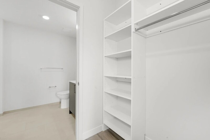 Building Photo - 672 N May St