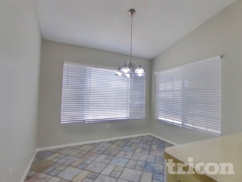 Building Photo - 8621 W Willow Ave