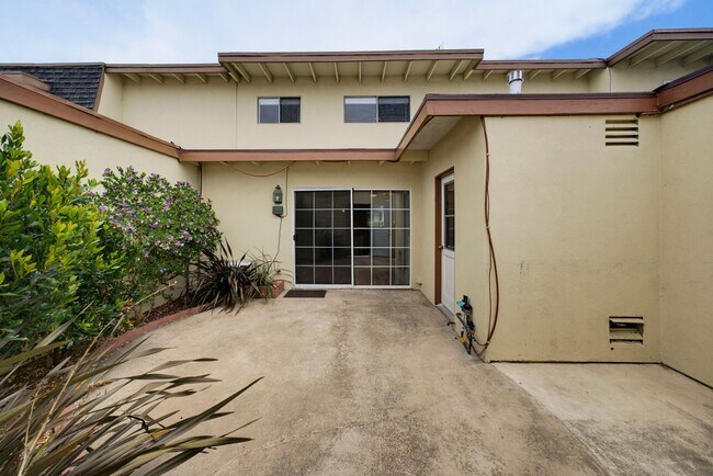 Building Photo - Charming 2-Bedroom Townhouse for Rent in Huntington Beach!