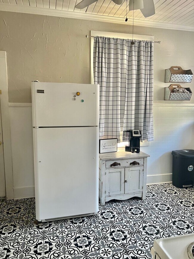 Building Photo - Charming 2 Bedroom 1 Bathroom Home for Rent!