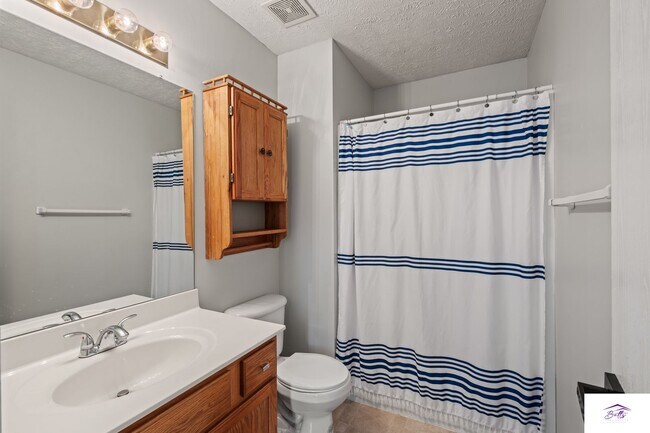 Building Photo - AVAILABLE NOW!